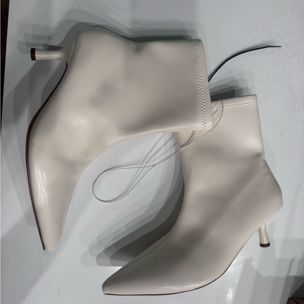A New Day White Boots Women 9.5 Ivory Ankle Pointed Toe Kitten Heel Zip Booties